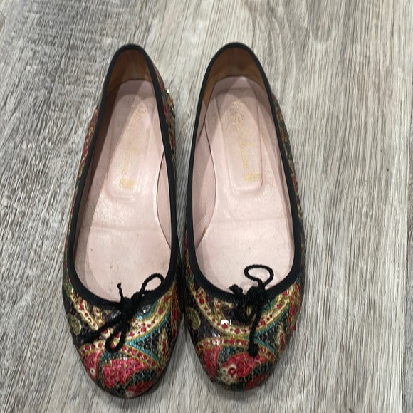 Flats - Picture 1 of 5